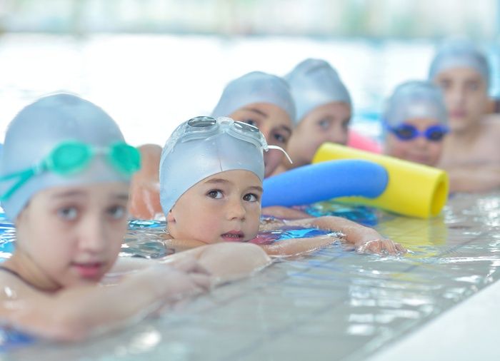Dem Kind das Schwimmen beibringen: Sicher doch, aber wann?